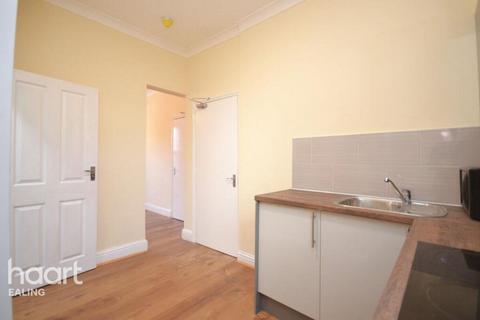 Studio to rent, Spencer Road, LONDON