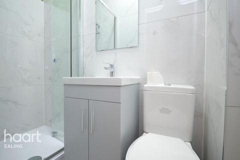 Studio to rent, Spencer Road, LONDON