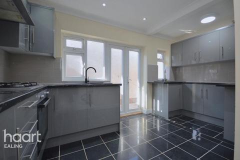 Studio to rent, Spencer Road, LONDON