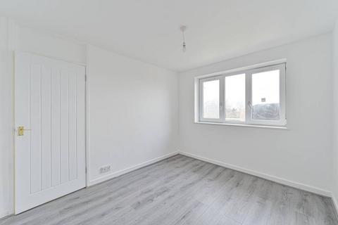 3 bedroom flat to rent, Wood Vale, Honor Oak Park, London, SE23