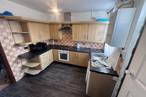 2 bedroom terraced house to rent, Springbank Crescent, Huddersfield