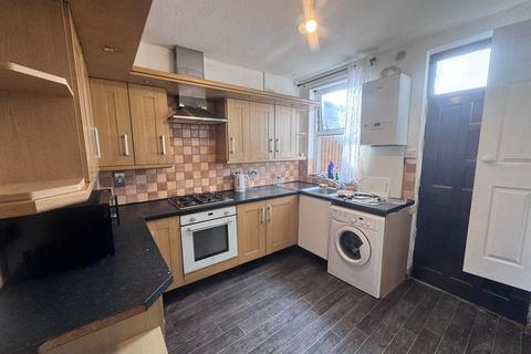 2 bedroom terraced house to rent, Springbank Crescent, Huddersfield