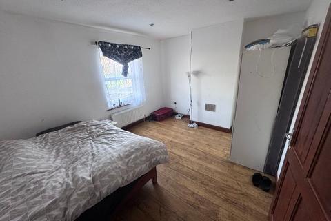 2 bedroom terraced house to rent, Springbank Crescent, Huddersfield