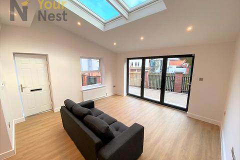 undefined, Ash Road, Leeds, LS6 3JJ, EN-SUITE BATHROOMS