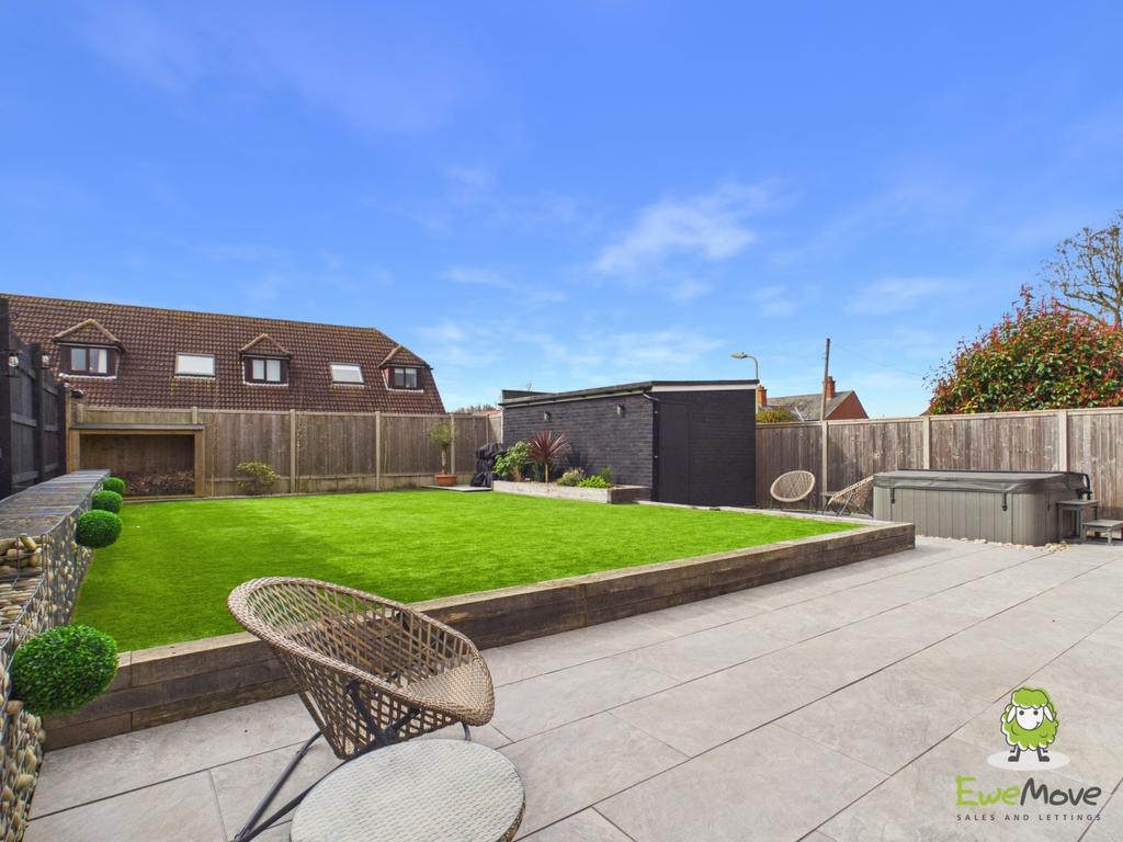 Ewe Move Estate Agents Basingstoke - 22 Downsland R