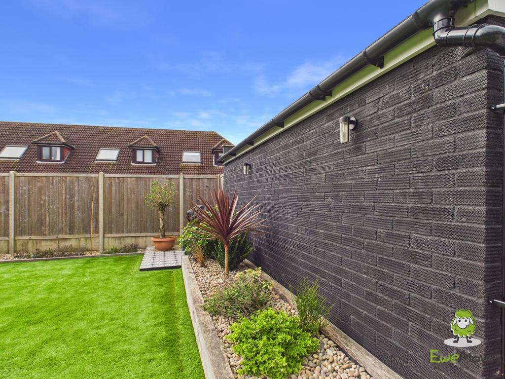 Ewe Move Estate Agents Basingstoke - 22 Downsland R