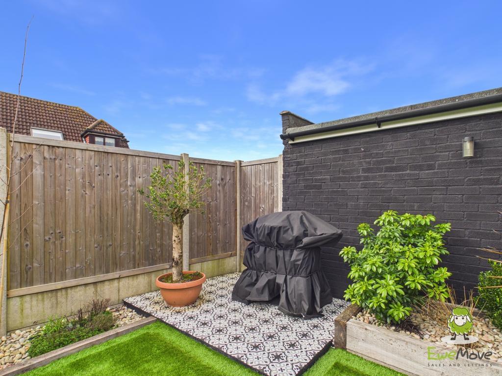 Ewe Move Estate Agents Basingstoke - 22 Downsland R