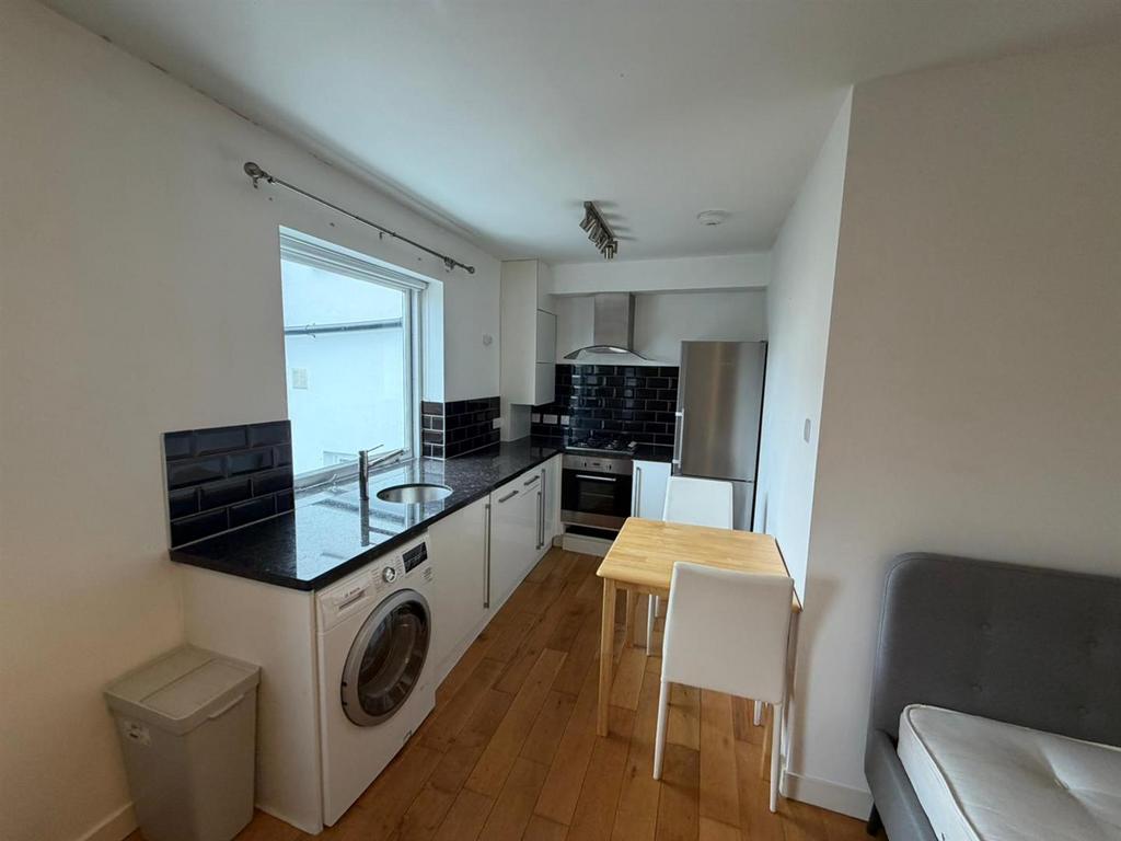 Flat 5 96 Webster Rd SE16 l.jpeg