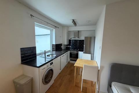 Studio to rent, Webster Rd, Bermondsey, Southwark