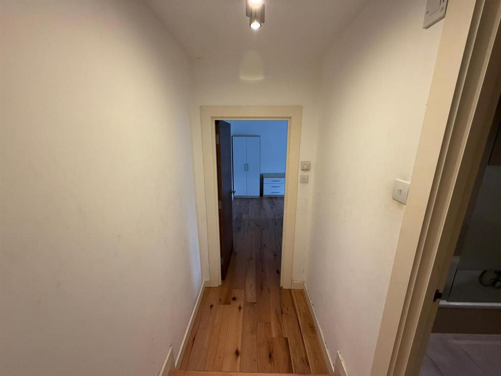 Flat 5 96 Webster Rd SE16 Vl.jpeg