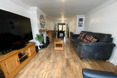 3 bedroom semi-detached house for sale, South Hornchurch RM13