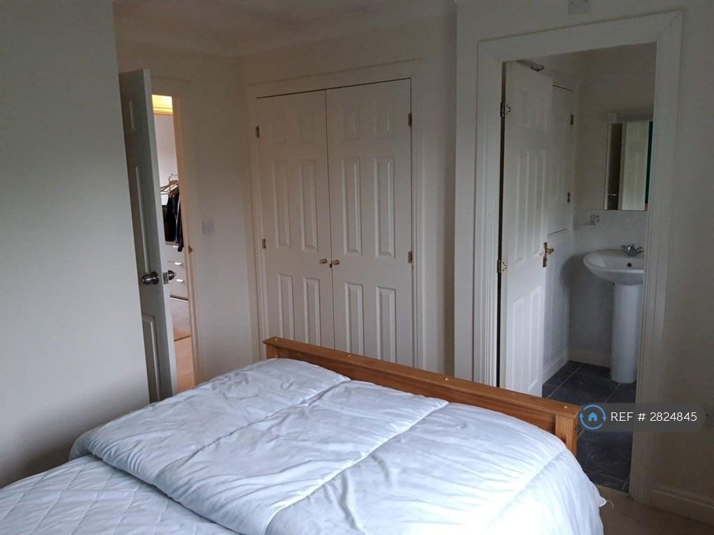 1st Bedroom Wardrobe