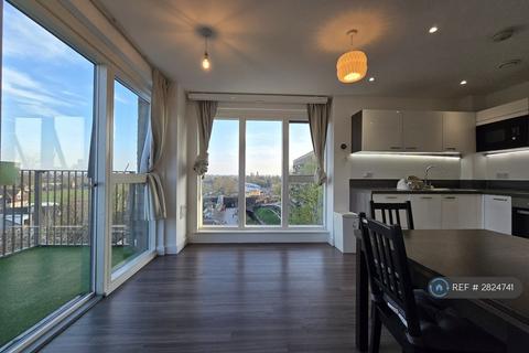 2 bedroom flat to rent, Adenmore Road, London, SE6