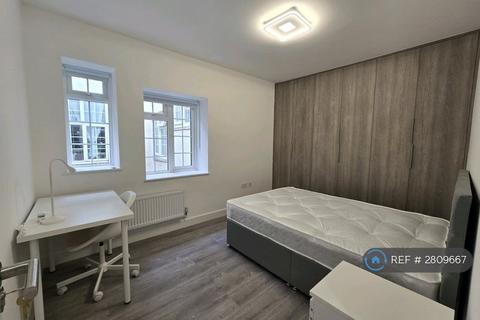 1 bedroom in a flat share to rent, Warwick House, London, NW3