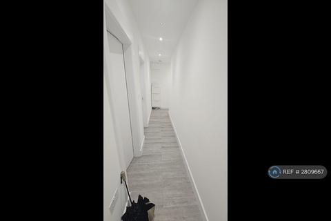1 bedroom in a flat share to rent, Warwick House, London, NW3