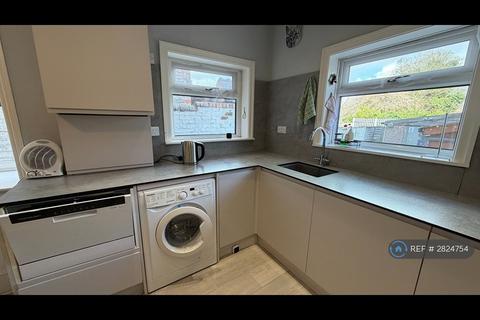 4 bedroom terraced house to rent, Wellington Road North, Stockport, SK4