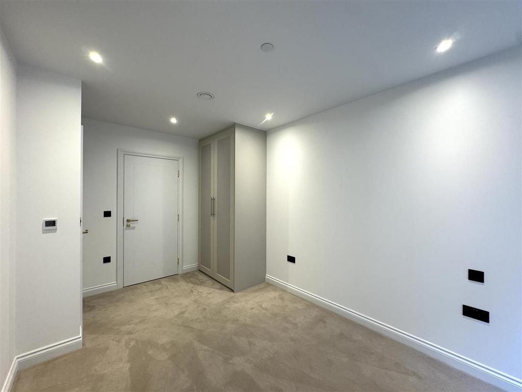 Bedroom 1 pic 5.jpeg