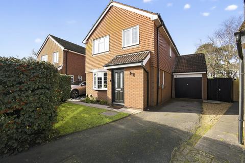 4 bedroom detached house for sale, Woodlark Gardens, Petersfield, GU31
