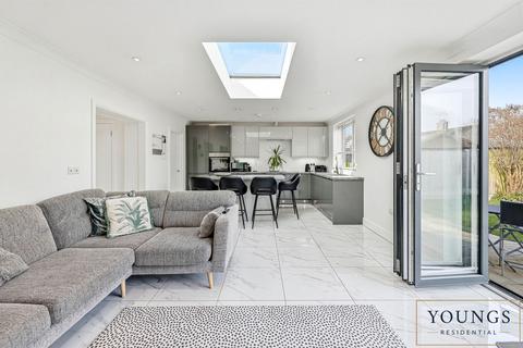 3 bedroom semi-detached bungalow for sale, Nutcombe Crescent, Rochford, SS4