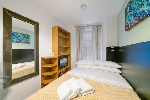 Studio to rent, Cartwright Gardens