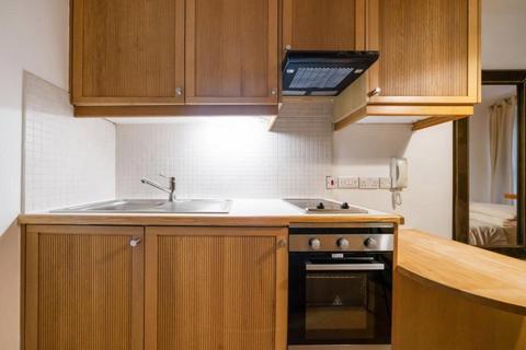 Studio to rent, Cartwright Gardens