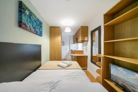 Studio to rent, Cartwright Gardens