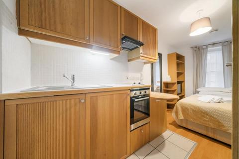 Studio to rent, Cartwright Gardens