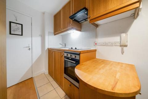 Studio to rent, Cartwright Gardens