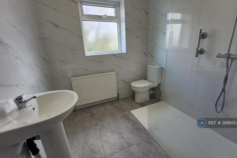 3 bedroom semi-detached house to rent, Holly Avenue, Manchester, M28