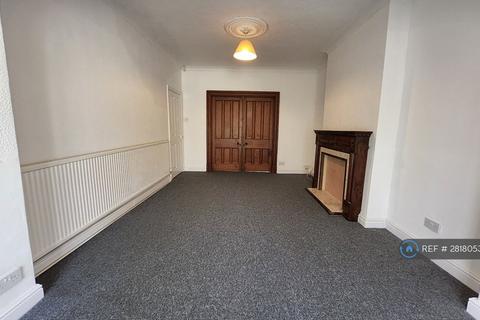 3 bedroom semi-detached house to rent, Holly Avenue, Manchester, M28