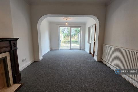 3 bedroom semi-detached house to rent, Holly Avenue, Manchester, M28