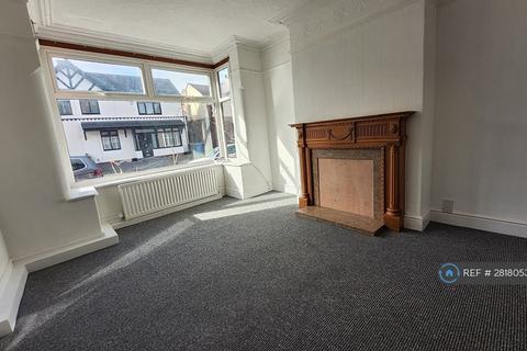 3 bedroom semi-detached house to rent, Holly Avenue, Manchester, M28