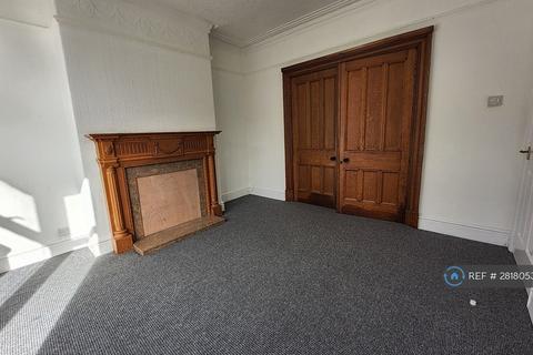 3 bedroom semi-detached house to rent, Holly Avenue, Manchester, M28