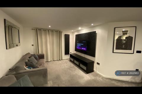 3 bedroom flat to rent, Elmira Way, Manchester, M5