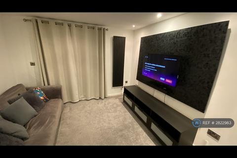 3 bedroom flat to rent, Elmira Way, Manchester, M5