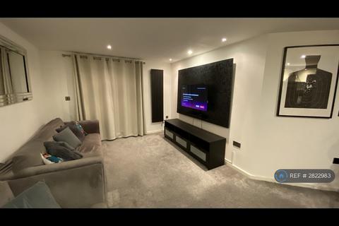 3 bedroom flat to rent, Elmira Way, Manchester, M5
