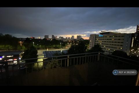 3 bedroom flat to rent, Elmira Way, Manchester, M5