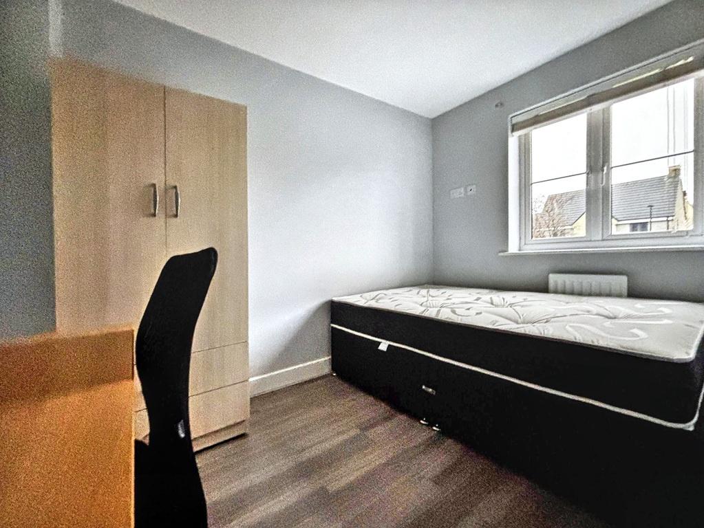 Bright, tidy single bedroom with a large window...