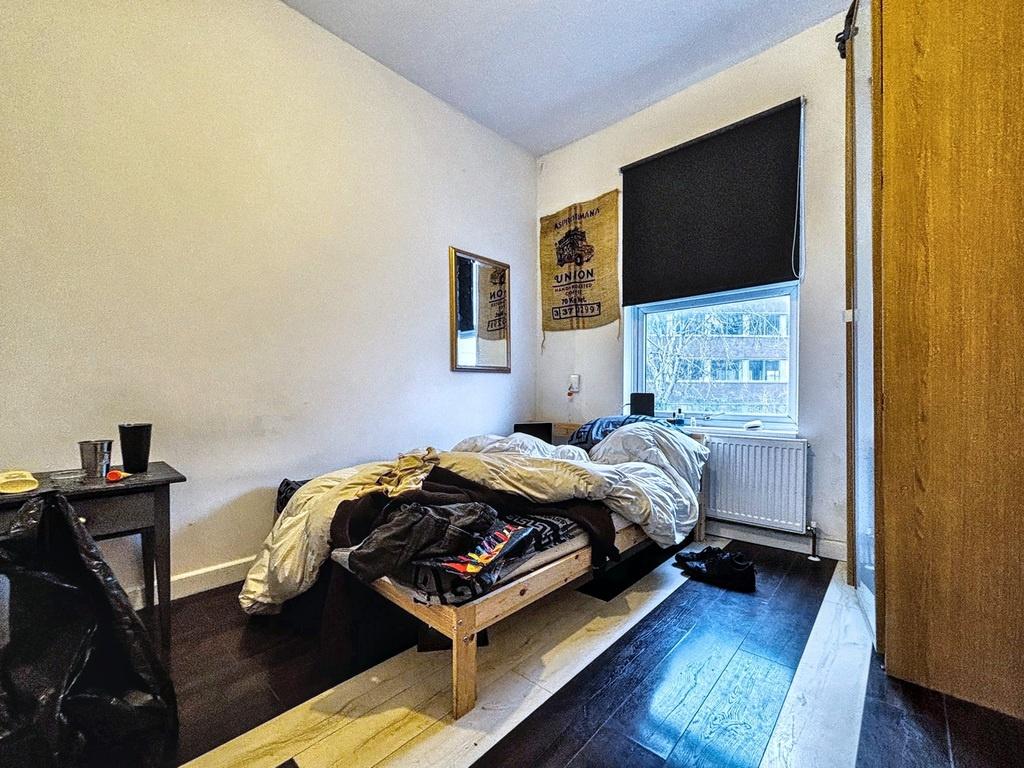 Cozy furnished bedroom with a comfortable singl...
