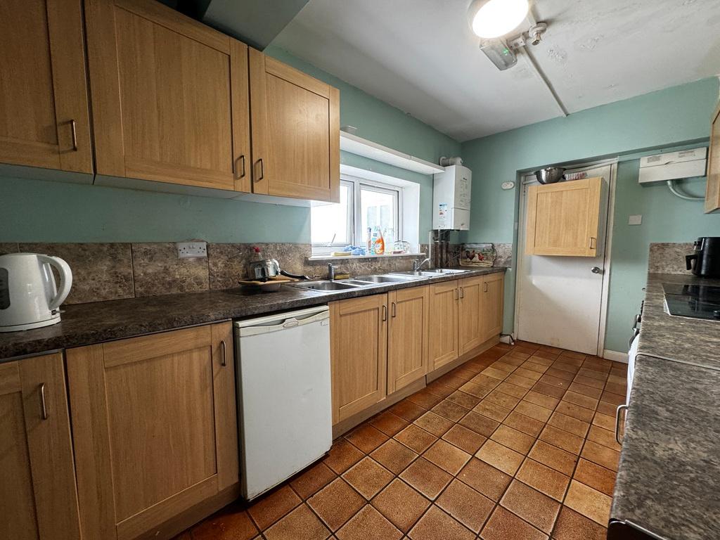 Well-equipped kitchen with plenty of base and w...
