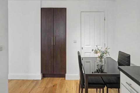 Studio to rent, Bride Street, London  N7