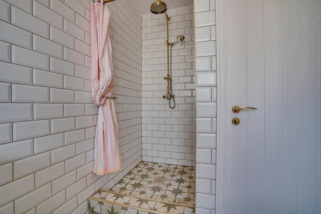 Bathroom (2).jpg