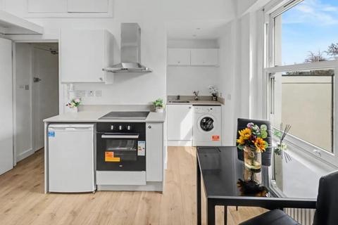 Studio to rent, Camden Road, London  N7