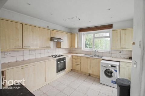 3 bedroom end of terrace house to rent, Ballards Road, DAGENHAM