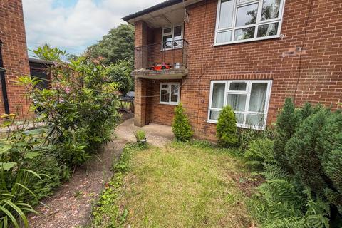 1 bedroom flat for sale, West Park Close, Roundhay, Leeds