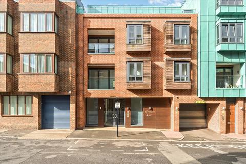 2 bedroom terraced house to rent, Thames Side, Windsor, Berkshire SL4