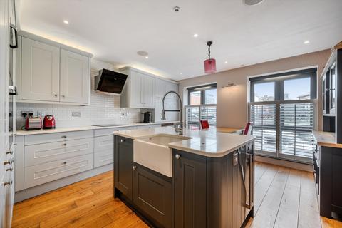 2 bedroom terraced house to rent, Thames Side, Windsor, Berkshire SL4