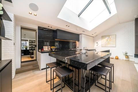 2 bedroom flat to rent, Down Street Mews, London W1J