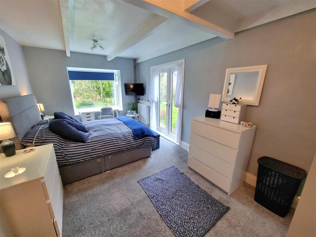 Bed 1.jpg