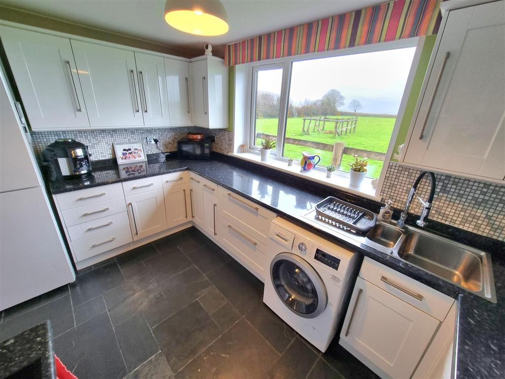 Kitchen 1.jpg